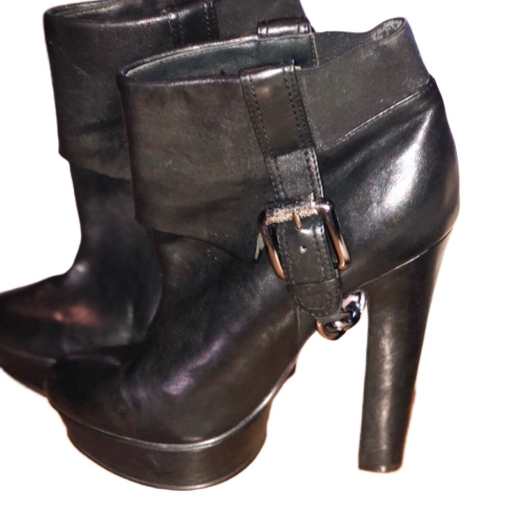 HOT LEATHER AND CHAIN DONALD J PLINER BOOTIES